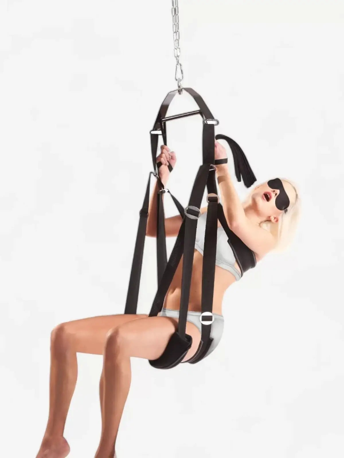 Bad Kitty seksikeinu kattoon, pehmustetut ja säädettävät remmit, 100 kg kantavuus, mukana silmämaski ja ruoska – intensiivistä leikkiä.