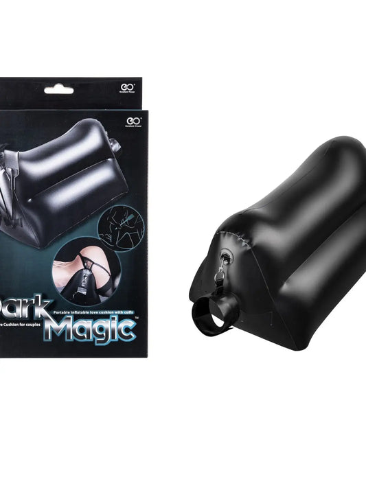Dark Magic Spanking rakkaustyyny, mukana kahleet, kutitin ja lätkä. PVC-materiaali, 90 kg kantavuus ja täydellinen BDSM-leikkeihin.