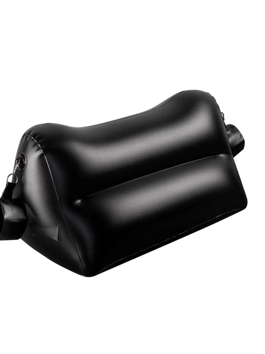 Dark Magic Spanking rakkaustyyny, mukana kahleet, kutitin ja lätkä. PVC-materiaali, 90 kg kantavuus ja täydellinen BDSM-leikkeihin.