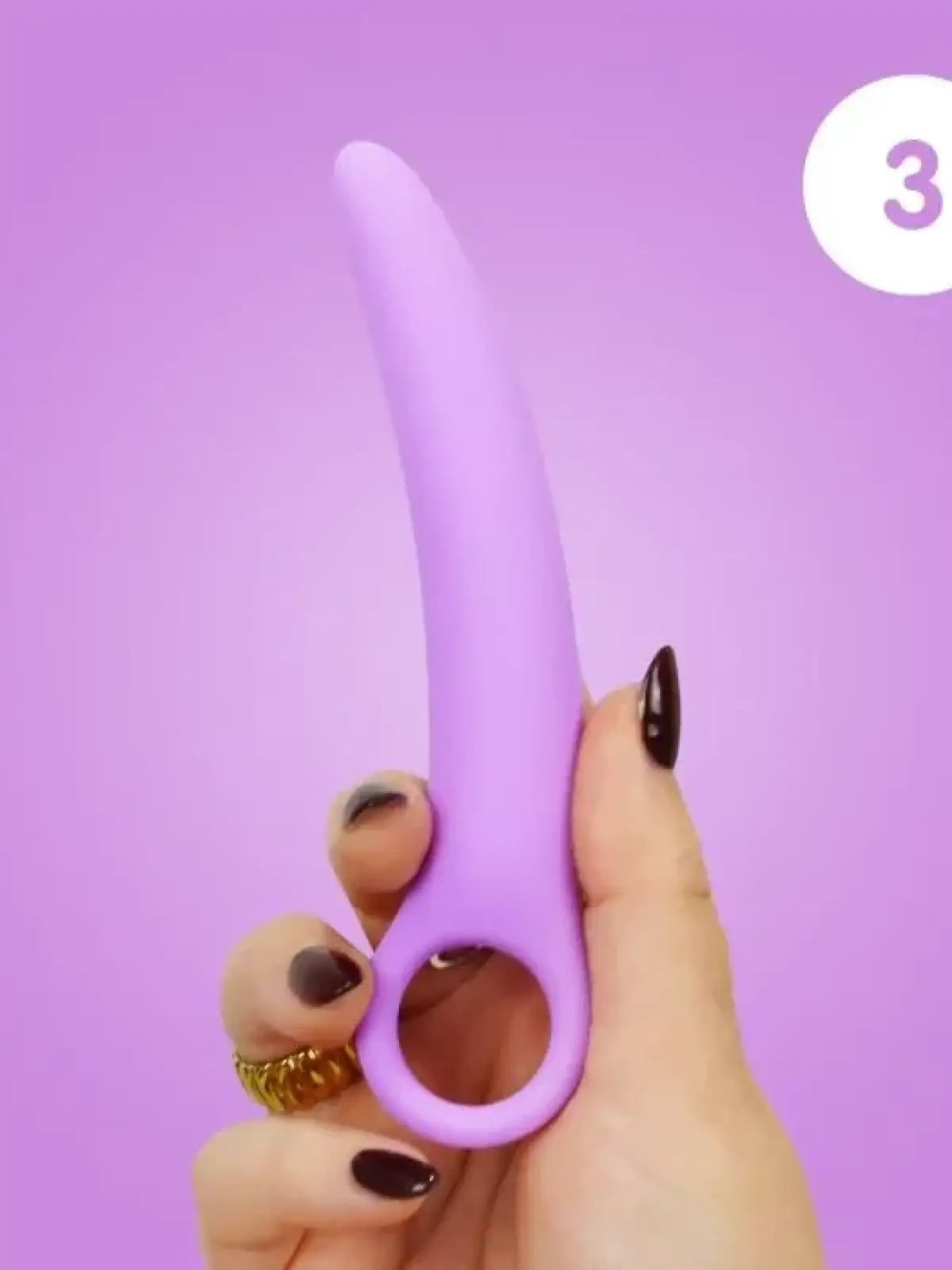 Asteittaisen ja mukavan venytyksen ystäville. Kaarevat dilaattorit S/M – 3 kpl on korkealaatuinen setti, joka on suunniteltu kontrolloituun venyttelyyn ja tuntemusten löytämiseen. Kolmen eri koon ansiosta tämä setti tarjoaa asteittaisen laajennuksen, joten se sopii erinomaisesti sekä aloittelijoille, jotka haluavat aloittaa hellävaraisesti, että edistyneille käyttäjille, jotka haluavat tutkia rajojaan. Kaareva muotoilu seuraa luonnollista anatomiaa, mikä tekee dilaattoreista mukavia ja tehokkaita käytössä.