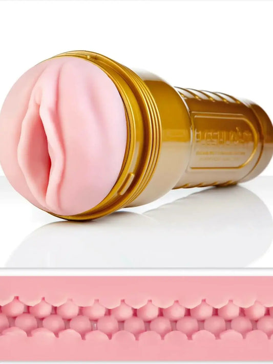 Fleshlight säästöpaketti: sisältää Stamina Training Unitin, Shower Mount -pidikkeen, liukuvoiteen, puhdistusaineen ja hoitojauheen.