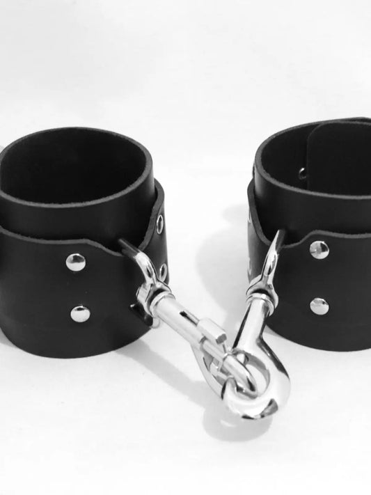 Jalkakahleet sidontaa ja muuta kivaa erotiikan – aistileikkeihin suunniteltu väline nautinnollisiin sidontakokemuksiin.