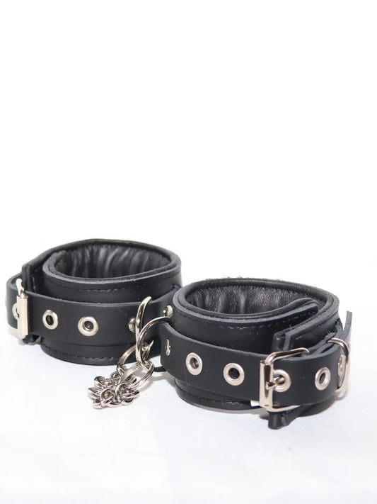 Käsikahleet ketjulla, kotimaista käsityötä aidosta nahasta – laadukas ja kestävä valinta sidontaleikkeihin.