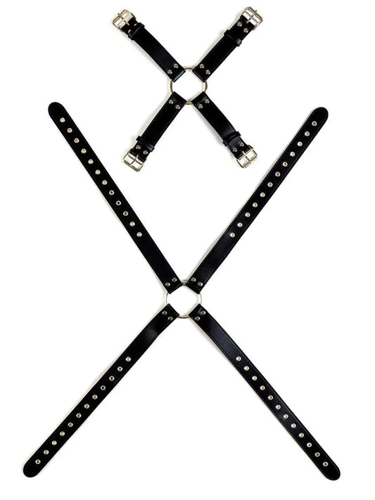 Miesten vegaaninahkaiset rintavaljaat, säädettävät hihnat, nastakoristeet ja O-renkaat edessä ja takana – näyttävä ja istuva asuste.