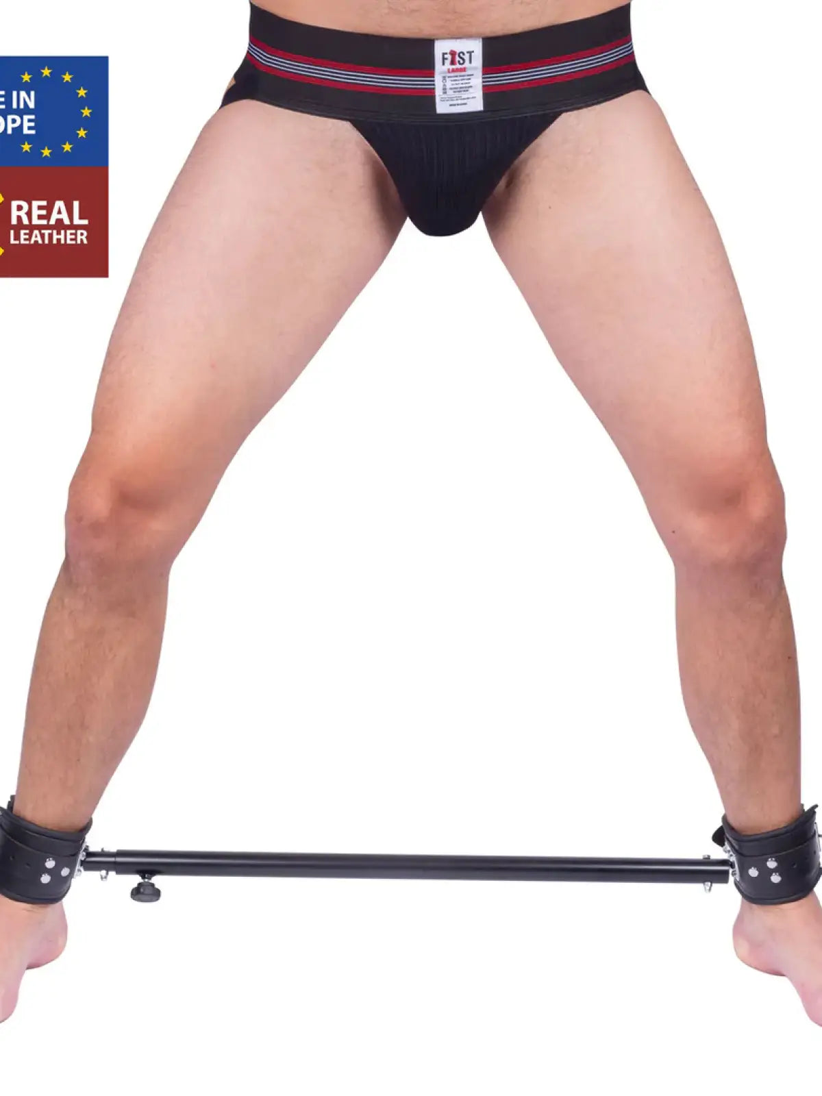 Tämä metallinen tanko nahkaisilla käsiraudoilla on ihanteellinen SM-leikkeihin. Sisältää: kaksi pehmustettua käsirautaa, joiden ympärysmitta on säädettävä 23–38 cm ja tangon pituus 65–120 cm. Aitoa naudannahkaa. Valmistettu Euroopassa.