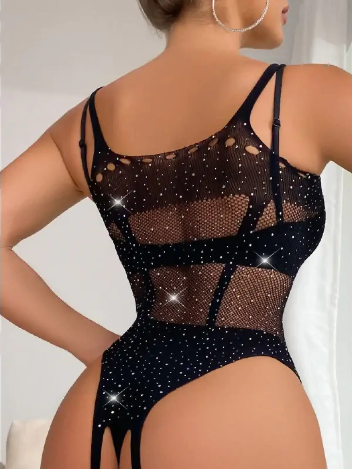 Musta verkkokankainen catsuit, kiinni ommellut sukat ja blingbling-koristeet. Yksi koko, sopii kokoihin 34–40 – näyttävä ja eroottinen asu.