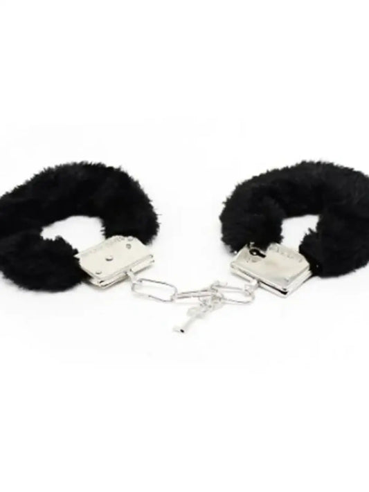 Metalliset käsiraudat mustalla karvapehmusteella, irrotettavat, avaimilla ja pikavapautuksella – sidontaa pehmeästi ja turvallisesti.