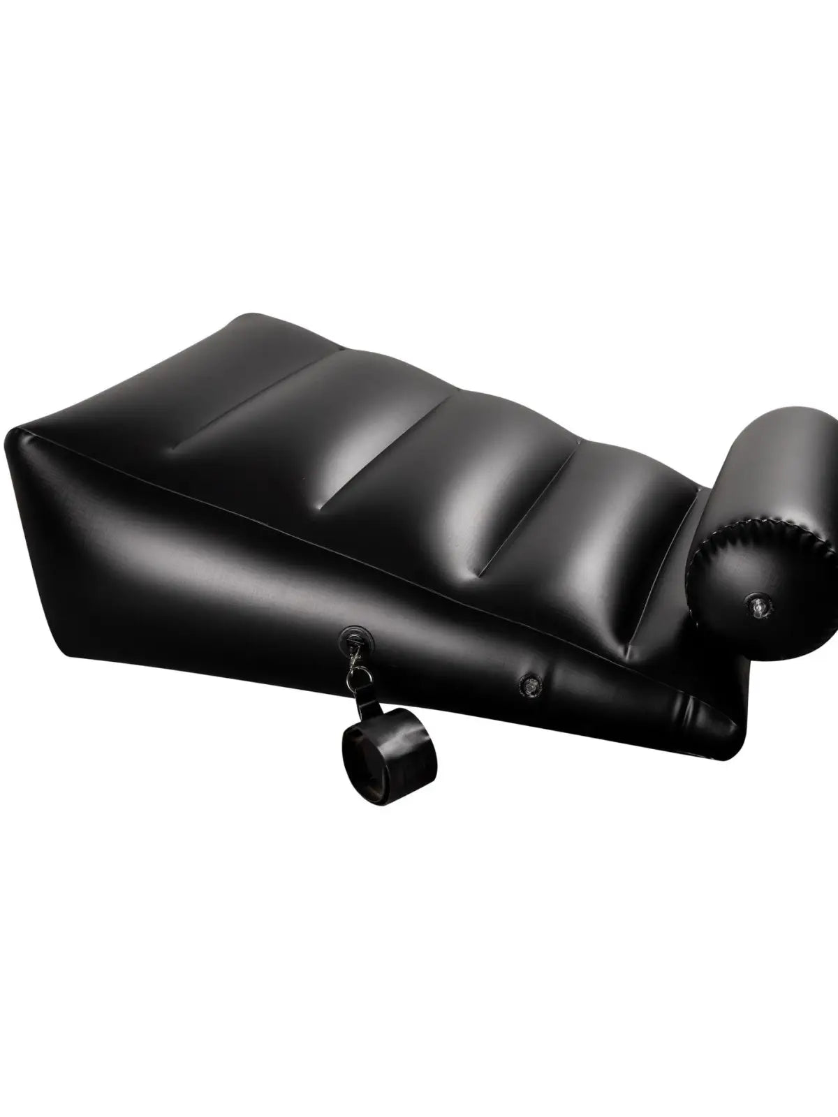 Dark Magic Rump rakkaustyyny, ergonominen PVC-rakenne, irrotettavat kahleet ja tuki seksiasentoihin – täydellinen leikkeihin ja nautintoon.