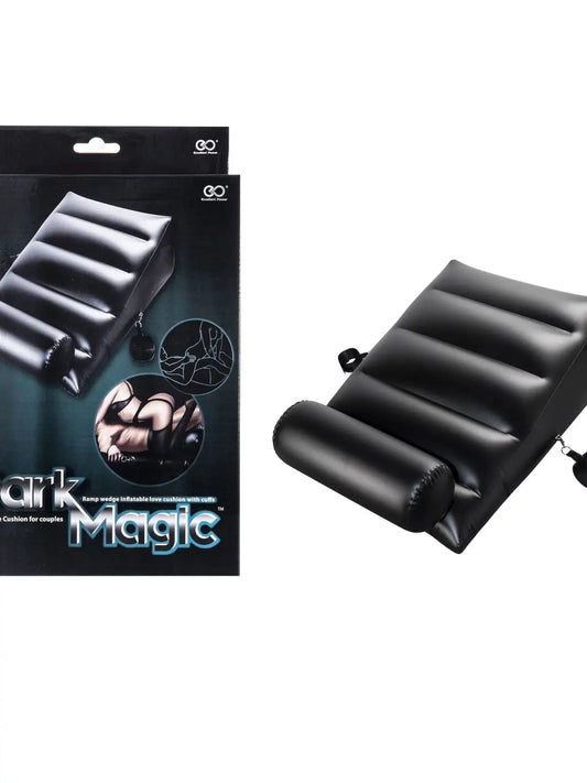 Dark Magic Rump rakkaustyyny, ergonominen PVC-rakenne, irrotettavat kahleet ja tuki seksiasentoihin – täydellinen leikkeihin ja nautintoon.