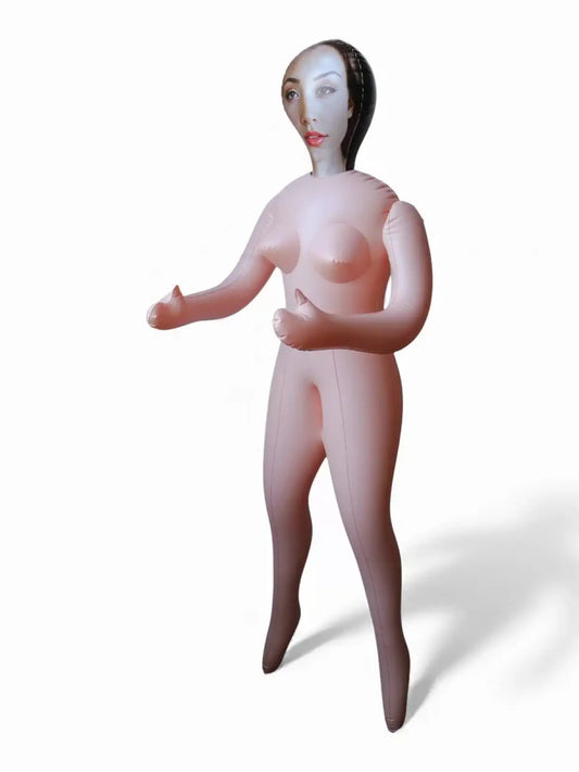 Hidden Desire Tiffany AirLust™ – Täytettävä Fantasianukke
Kevyt, huoleton ja aina valmis mielikuvitukselle
Hidden Desire Tiffany AirLust™ – Täytettävä Fantasianukke on luotu hetkiin, jolloin kaipaat helppoutta, keveyttä ja vaivatonta nautintoa ilman sitoutumista. Kun arki vaatii paljon, AirLust™ tekee vastakohdan: se on nopea ottaa käyttöön, kevyt käsitellä ja helppo säilyttää.