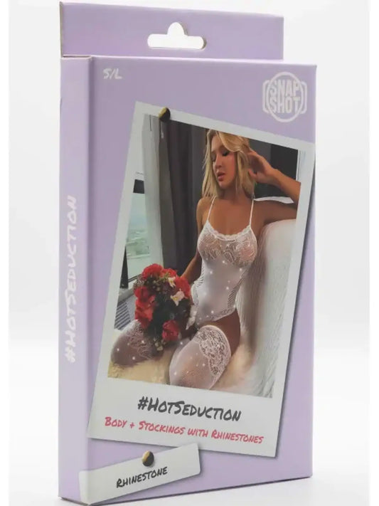 Valkoinen body ja sukat naisten asut erotiikan – seksikäs asukokonaisuus fantasialeikkeihin tai rohkeaan roolipukeutumiseen.