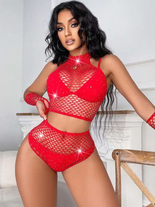 Kolmen osan alusvaatesetti: housut, toppi ja hanskat. Yksi koko, sopii 34–40. Seksikäs ja rohkea asu itsevarmalle naiselle.