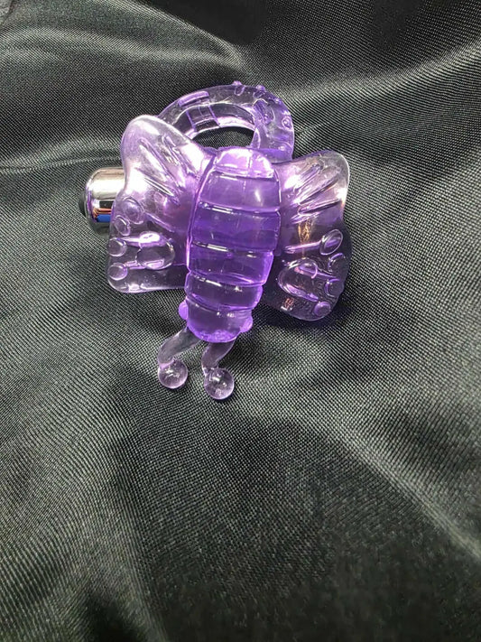 Penisrengas antaa miehelle suurempaa nautintoa koska puristaa verta peniksessä ja aina painautuessaan naisen sisään kaunis ja tehokas perhonen eli vibra osuu klitorikseen. Seksilelun jossa on huomioitu molemmat osapuolet yhtä aikaa!