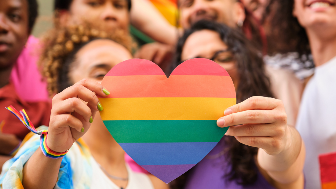 Pride-kulkueessa ihmiset juhlivat yhdenvertaisuutta ja moninaisuutta sateenkaarilippujen, värikkäiden asujen ja iloisen tunnelman keskellä.