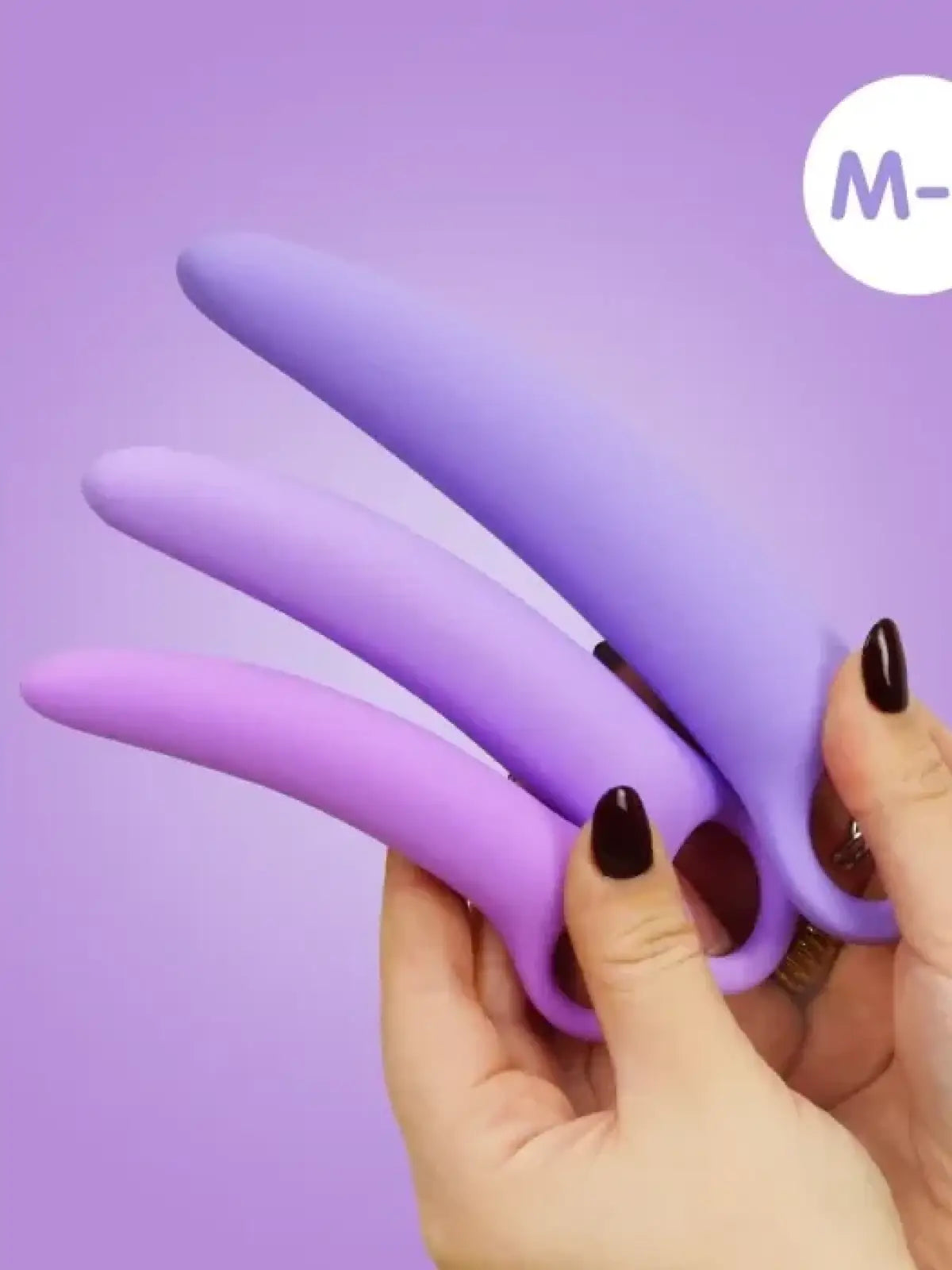 Asteittaisen ja mukavan venytyksen ystäville.&nbsp;Kaarevat dilaattorit M/L – 3 kpl on korkealaatuinen setti, joka on suunniteltu kontrolloituun venyttelyyn ja tuntemusten löytämiseen. Kolmen eri koon ansiosta tämä setti tarjoaa asteittaisen laajennuksen, joten se sopii erinomaisesti sekä aloittelijoille, jotka haluavat aloittaa hellävaraisesti, että edistyneille käyttäjille, jotka haluavat tutkia rajojaan. Kaareva muotoilu seuraa luonnollista anatomiaa, mikä tekee dilaattoreista mukavia ja tehokkaita käytö