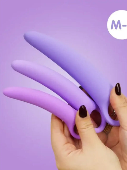 Asteittaisen ja mukavan venytyksen ystäville.&nbsp;Kaarevat dilaattorit M/L – 3 kpl on korkealaatuinen setti, joka on suunniteltu kontrolloituun venyttelyyn ja tuntemusten löytämiseen. Kolmen eri koon ansiosta tämä setti tarjoaa asteittaisen laajennuksen, joten se sopii erinomaisesti sekä aloittelijoille, jotka haluavat aloittaa hellävaraisesti, että edistyneille käyttäjille, jotka haluavat tutkia rajojaan. Kaareva muotoilu seuraa luonnollista anatomiaa, mikä tekee dilaattoreista mukavia ja tehokkaita käytö