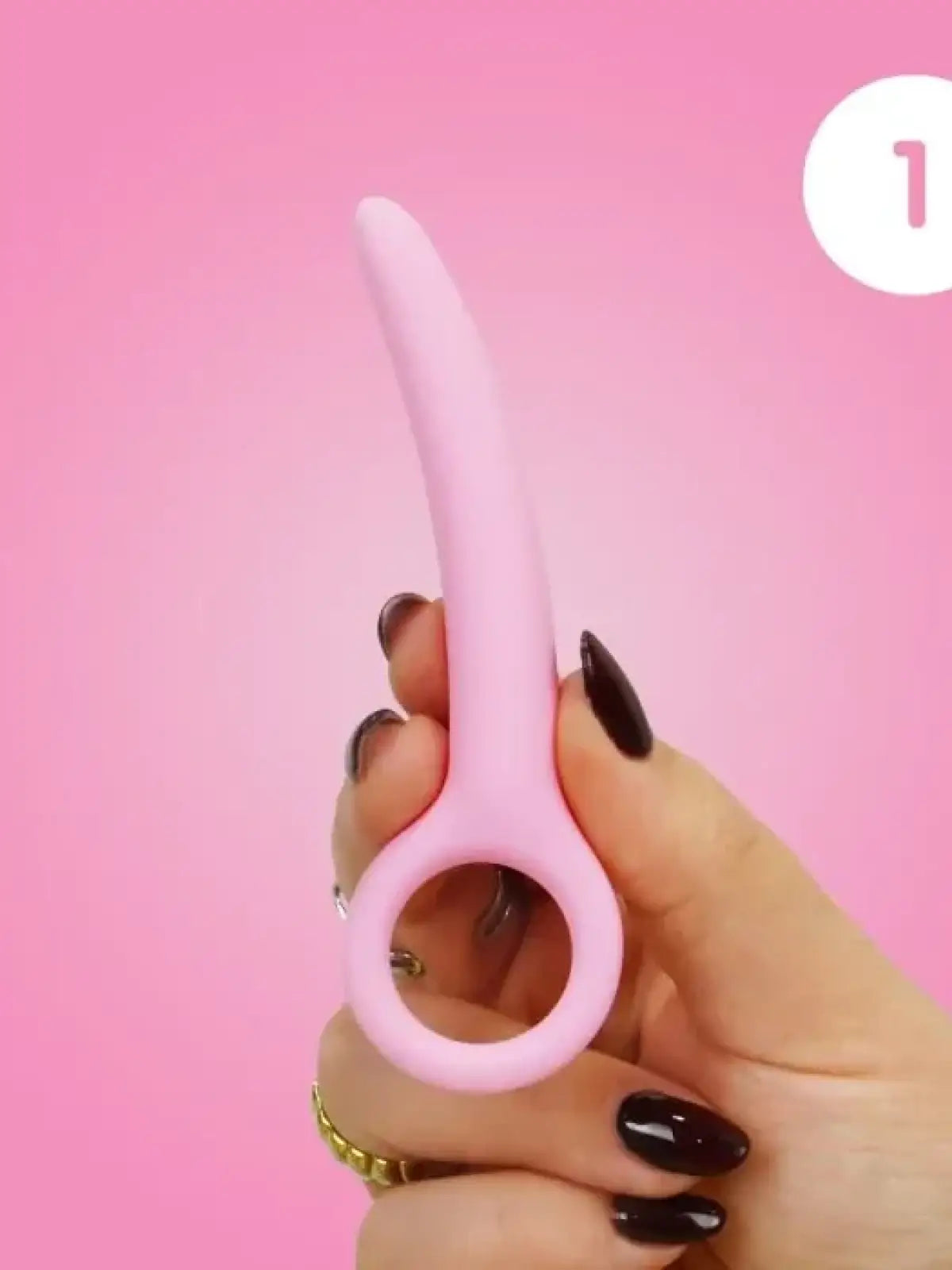 Asteittaisen ja mukavan venytyksen ystäville. Kaarevat dilaattorit S/M – 3 kpl on korkealaatuinen setti, joka on suunniteltu kontrolloituun venyttelyyn ja tuntemusten löytämiseen. Kolmen eri koon ansiosta tämä setti tarjoaa asteittaisen laajennuksen, joten se sopii erinomaisesti sekä aloittelijoille, jotka haluavat aloittaa hellävaraisesti, että edistyneille käyttäjille, jotka haluavat tutkia rajojaan. Kaareva muotoilu seuraa luonnollista anatomiaa, mikä tekee dilaattoreista mukavia ja tehokkaita käytössä.