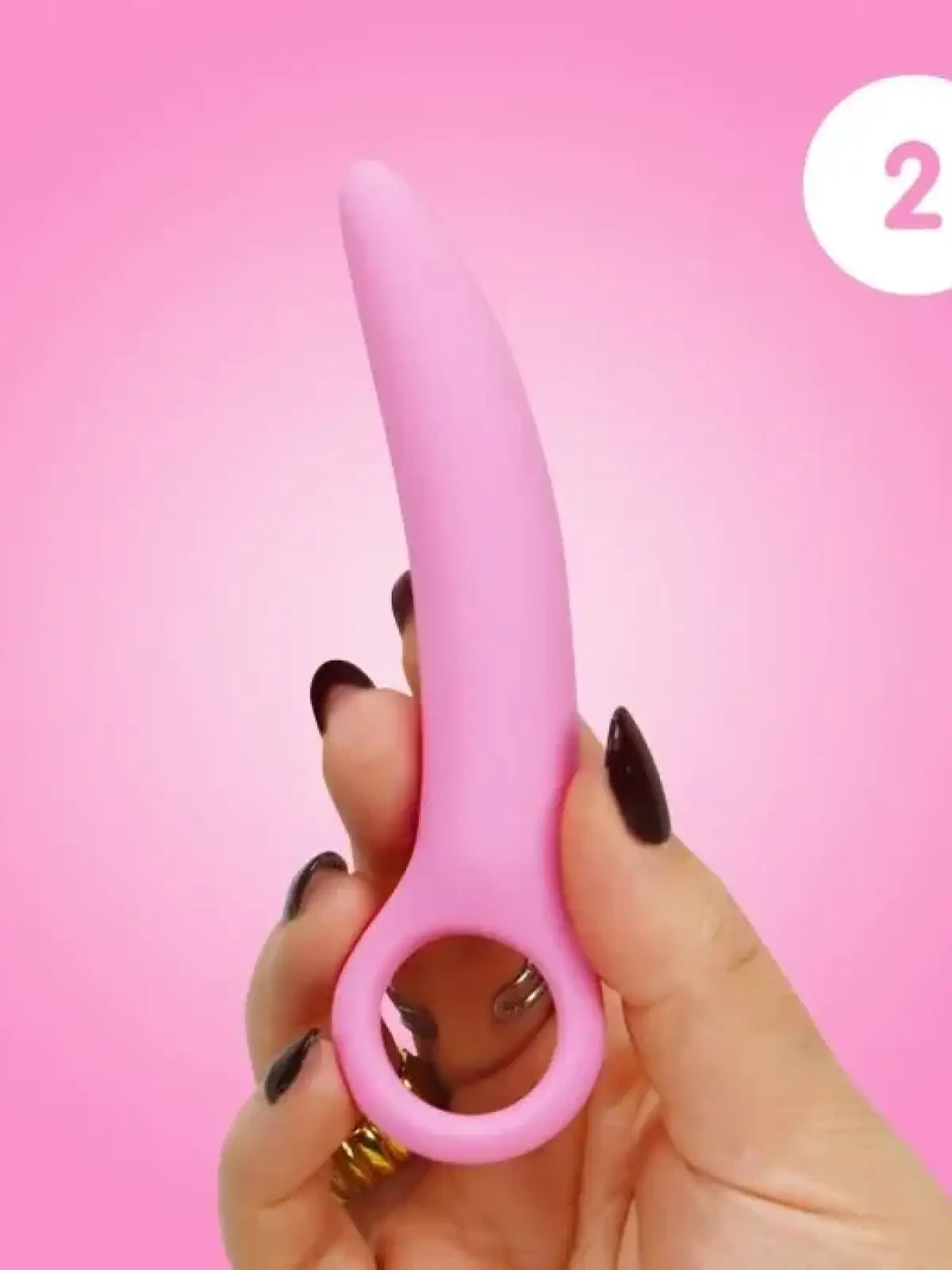 Asteittaisen ja mukavan venytyksen ystäville. Kaarevat dilaattorit S/M – 3 kpl on korkealaatuinen setti, joka on suunniteltu kontrolloituun venyttelyyn ja tuntemusten löytämiseen. Kolmen eri koon ansiosta tämä setti tarjoaa asteittaisen laajennuksen, joten se sopii erinomaisesti sekä aloittelijoille, jotka haluavat aloittaa hellävaraisesti, että edistyneille käyttäjille, jotka haluavat tutkia rajojaan. Kaareva muotoilu seuraa luonnollista anatomiaa, mikä tekee dilaattoreista mukavia ja tehokkaita käytössä.