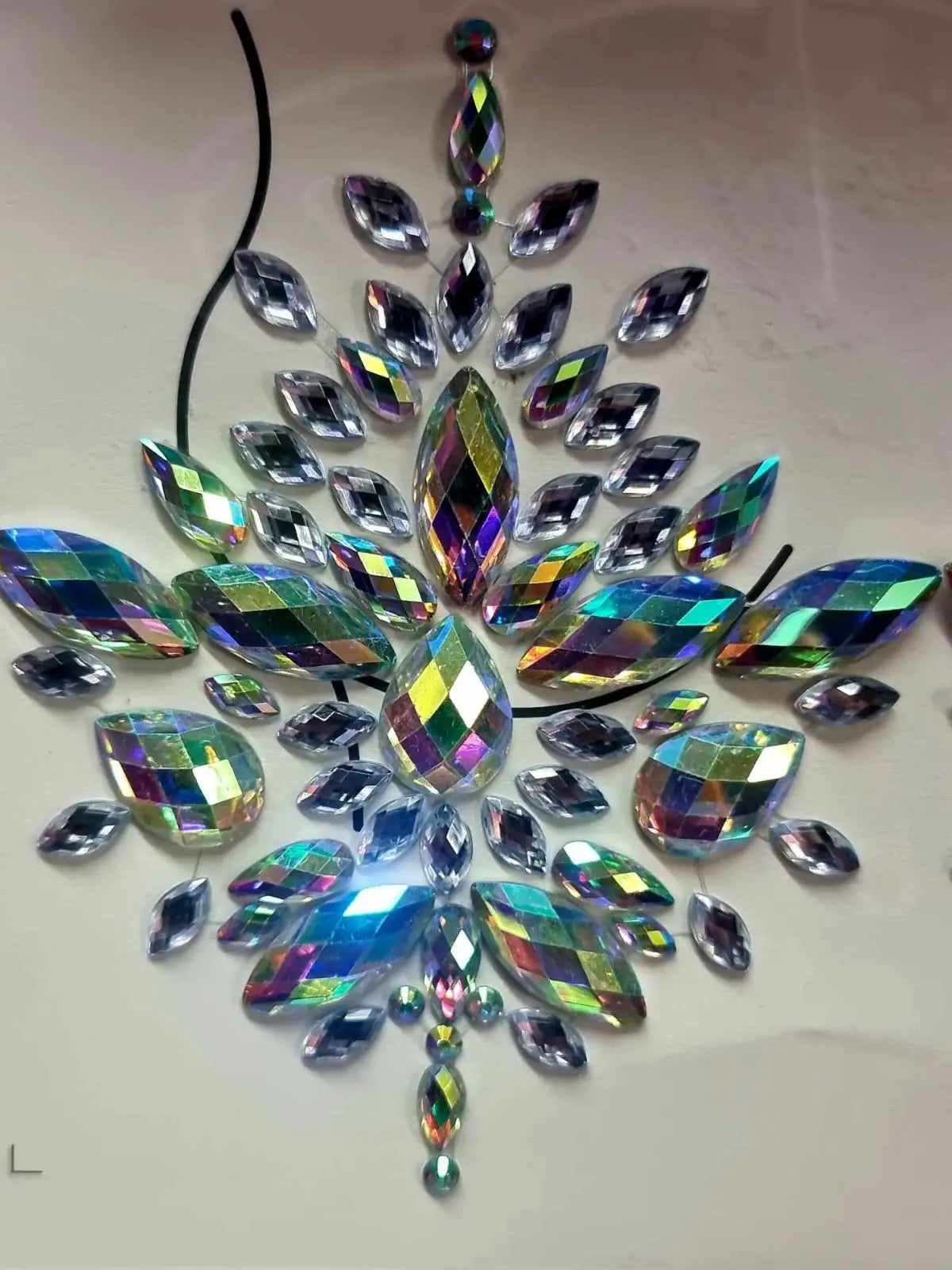 Näyttävä ihotarra – monikäyttöinen kehonkoriste, helppo leikata ja kiinnittää eri kohtiin