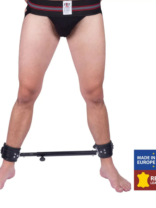 Tämä metallitanko on ihanteellinen kumppanin sitomiseen ja asennon ylläpitämiseen. Se koostuu kahdesta pehmustetusta nahkaisesta käsiraudasta, joiden ympärysmitta on 23–38 cm. Helppo säätää. Pituus 35–60 cm. Ranteisiin ja nilkkoihin.