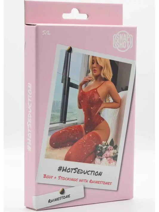 Punainen body ja sukat naisten asut erotiikan – seksikäs asukokonaisuus fantasialeikkeihin tai rohkeaan roolipukeutumiseen.