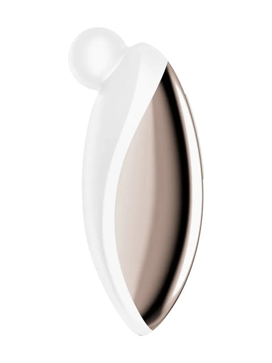 Valot pois, täsmälleen oikealla - koe unohtumattomia tuntemuksia Spot On 2:lla! Tämä syvään ja kohdennettuun klitoriksen stimulaatioon suunniteltu lay-on-vibraattori on varustettu joustavalla, pyöreällä kärjellä maksimaalisen tyydytyksen takaamiseksi. Ylellisen pehmeästä silikonista valmistetussa Spot On 2:ssa on tyylikäs muotoilu ja tyylikkäät metalliset korostukset takana. 12 tehokkaan värähtelyohjelman joukosta löydät varmasti täydellisen asetuksen unelmiisi!